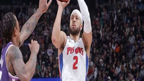 孔德法国训练营亮相，展现日系风尚，身穿小众品牌风衣